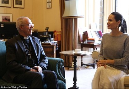 裘莉激凸見大主教 挨轟「超丟臉!」 | 美國女星安潔莉娜裘莉（右）前天在倫敦蘭柏宮與英格蘭國教會坎特伯里大主教威爾比會面，她的胸前明顯「激凸」，挨轟「不尊重、丟臉」。翻攝Justin Welby推特