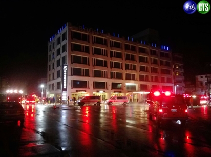 野柳泊逸飯店深夜火警 251住客睡夢驚醒疏散 | 新北市消防局出動11分隊，動員98名消防人員、8部各式消防車到場搶救