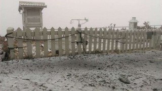 【影】玉山下雪了! 台中市、南投縣發布大雨特報