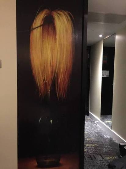 英國飯店布置「鬼新娘風」網友崩潰:換房間! | 這房間的裝置藝術，讓人完全無法安心入住。翻攝爆料公社