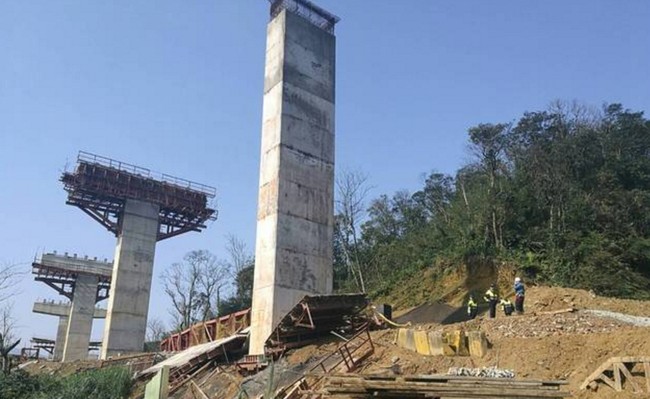 基隆橋墩鷹架坍塌 工人墜20公尺1死2傷 | 華視新聞