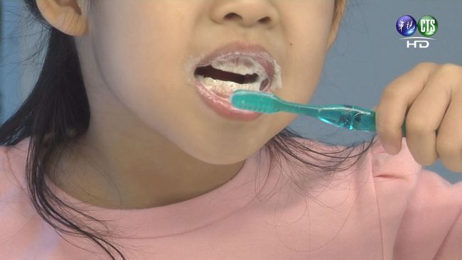 【午間搶先報】刷牙吃太多牙膏 9歲女童黃指甲 | 華視新聞