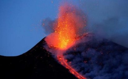 義大利埃特納火山爆發 太空拍到"火龍” | 埃特納火山(Etna)日前爆發造成10人受傷(翻攝網路)