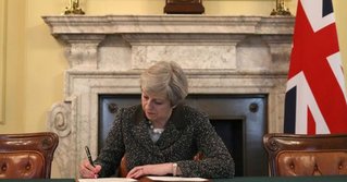 英相梅伊簽署信件 準備脫歐談判