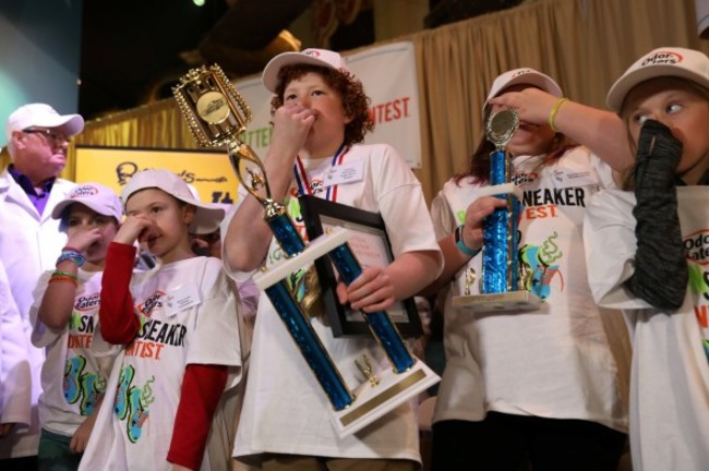 紐約舉辦「臭鞋比賽」 12歲少年最臭奪冠! | 華視新聞