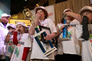 紐約舉辦「臭鞋比賽」 12歲少年最臭奪冠!