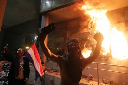 【影】巴拉圭民眾暴動燒的國會 台灣捐6億蓋的! | 民眾放火。