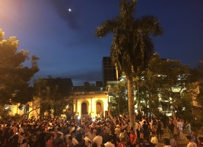 【影】巴拉圭民眾暴動燒的國會 台灣捐6億蓋的! | 民眾包圍國會。