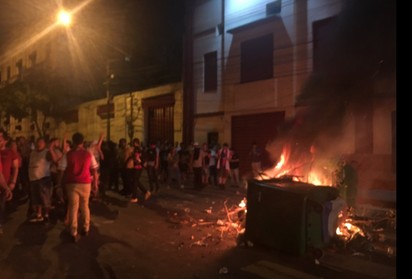 【影】巴拉圭民眾暴動燒的國會 台灣捐6億蓋的! | 民眾放火燒毀家具。