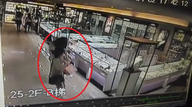 台南百貨公司 1女無故持利剪割傷女顧客 | 華視新聞