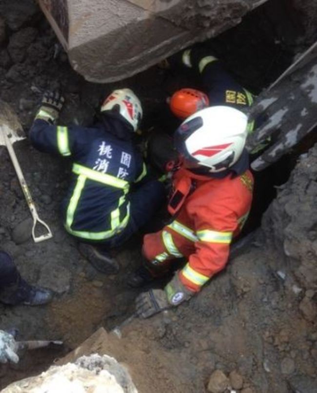桃園污水下水道坍塌 2工人遭埋1命危 | 華視新聞