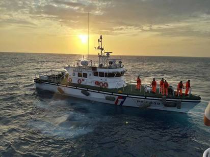 馬公-布袋客輪擱淺布袋外海 船上346人全數獲救 | 海巡前往搶救。(翻攝爆料公社)