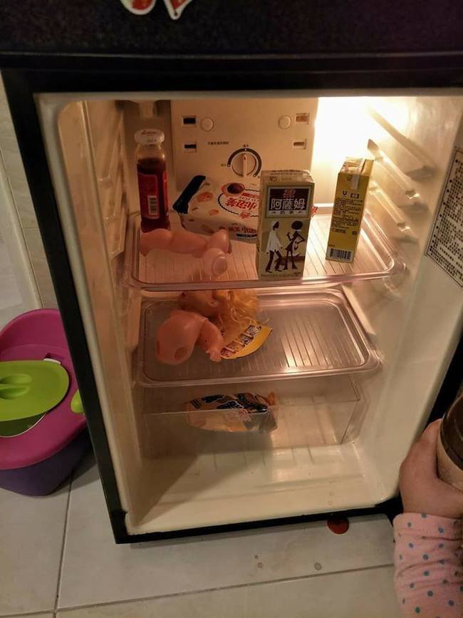 女兒把娃娃肢解放冰箱 網友說有做這行的天分 | 華視新聞