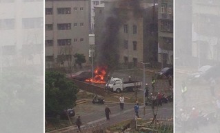 【影】淡大停車場火警 1賓士車燒毀無人傷