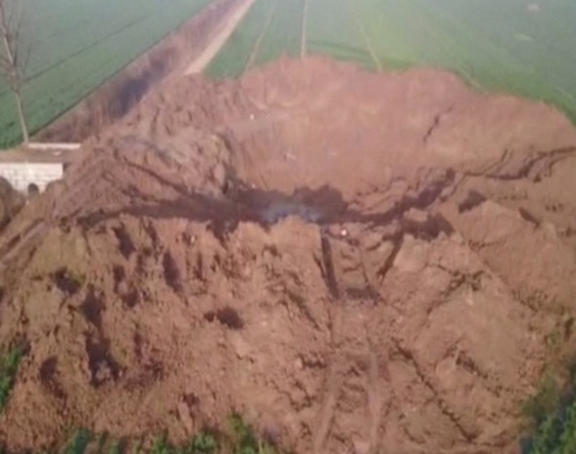 男童墜井拉不起來 7挖土機挖大坑救人 | 華視新聞