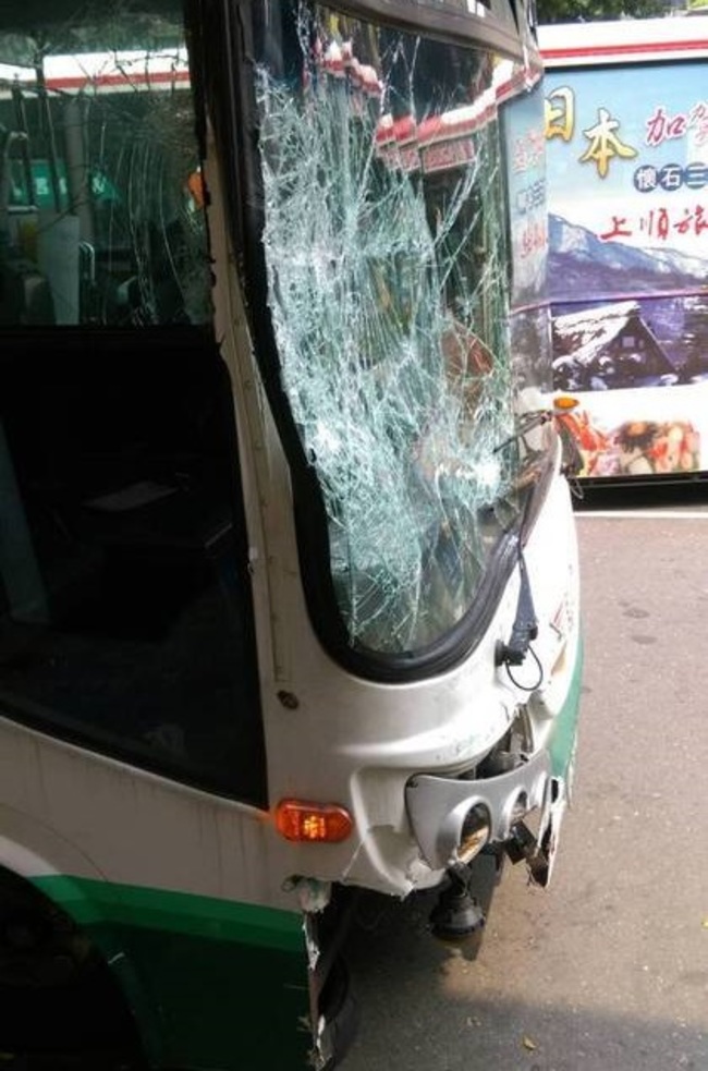 北投公車追撞14傷 送醫皆無生命危險 | 華視新聞