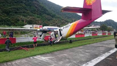 德安航空1班機降落蘭嶼撞護欄 2人腳踝扭傷 | 飛機滑出跑道。