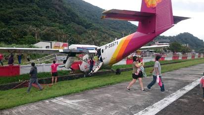 德安航空1班機降落蘭嶼撞護欄 2人腳踝扭傷 | 乘客在機組人員協助下，離開飛機。