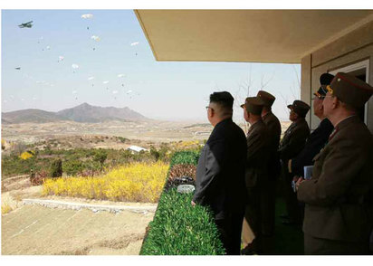 準備好打仗?! 外媒指北韓平壤撤離60萬人 | 金正恩指導朝鮮人民軍特戰部隊空降和目標打擊大賽。