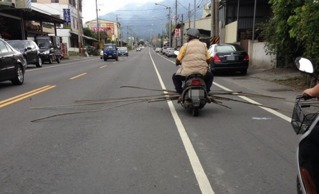 路隊長無誤! 伯仔騎車載鐵條後頭沒人敢超車