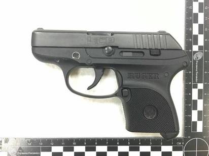 美國女警攜槍入境 1槍6顆子彈糊塗放包 | 
