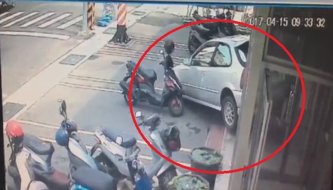 疑因搶車位煞車踩成油門 1婦人撞死單親媽 | 華視新聞