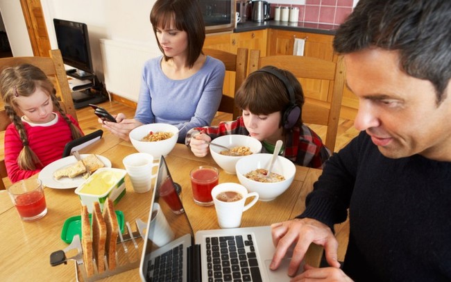 放下手機!  "早餐零3C"讓親子好好吃頓早餐 | 華視新聞