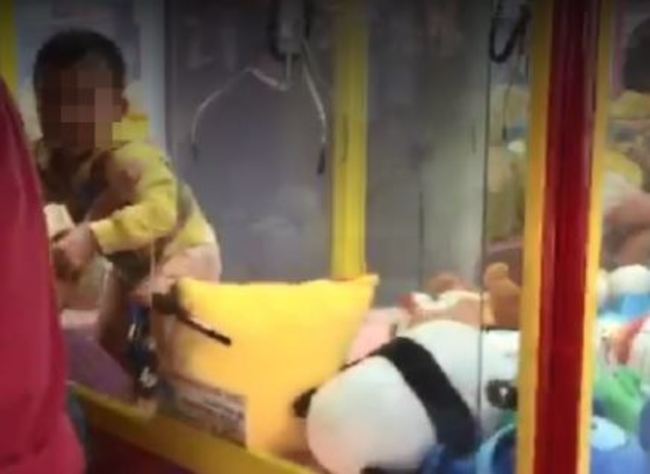 2歲童超頑皮! 鑽進抓娃娃機受困爆哭 | 華視新聞