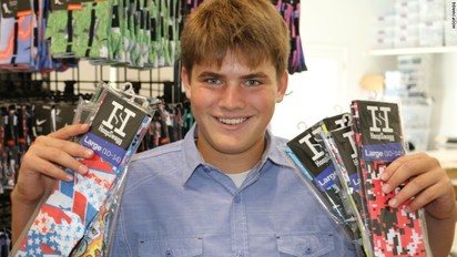 17歲賣襪吸金3000萬 今年還併購同行品牌 | 美國高中生阿格拉諾夫。