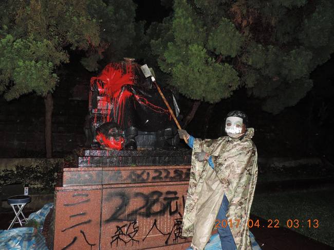 破壞蔣中正銅像 台灣建國工程隊:向八田君獻祭 | 華視新聞