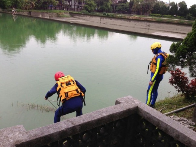工人疑失足跌落池塘溺斃 已尋獲遺體 | 華視新聞
