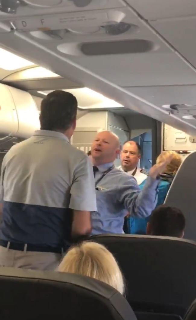 【影】美航空服員差點傷寶寶! 還嗆乘客"打我啊!" | 華視新聞