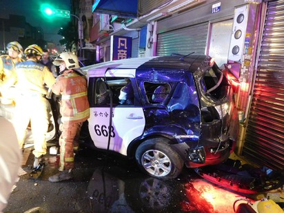 【新聞最前線】台中警匪追逐 警車撞1命危3傷 | 台中車禍現場。