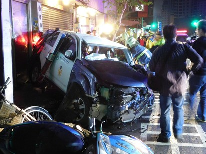【新聞最前線】台中警匪追逐 警車撞1命危3傷 | 台中車禍現場。