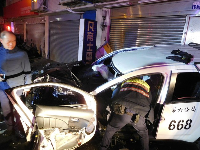 【新聞最前線】台中警匪追逐 警車撞1命危3傷 | 華視新聞