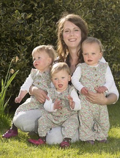 全球首例! 懷雙胞胎又受孕 高齡產婦喜得3女 | 3胞胎現在都相當健康！(翻攝每日郵報)