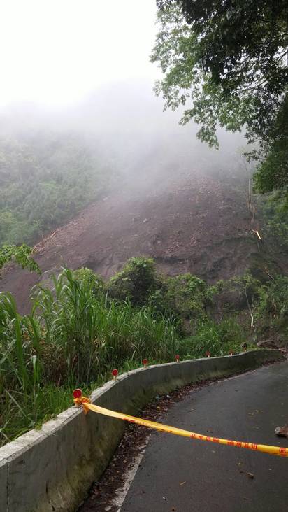 【影】新竹五峰鄉道路坍方 落石持續滑動待搶通! | 坍方路段土石仍出現持續滑動現象