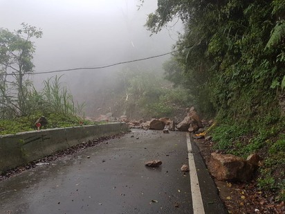 【影】新竹五峰鄉道路坍方 落石持續滑動待搶通! | 目前道路封閉待搶通