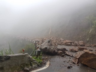 【影】新竹五峰鄉道路坍方 落石持續滑動待搶通!