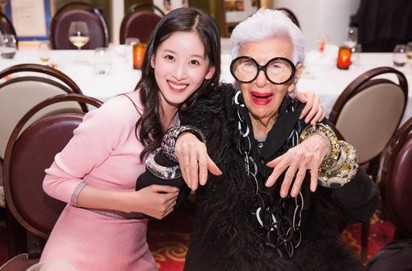 奶茶妹千億貴婦 霸氣邀滿美國時尚圈名人 | 奶茶妹（左）同框艾瑞絲愛普菲爾。（翻攝自Instagram）