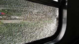 台鐵區間車疑遭射擊 外層玻璃破裂!