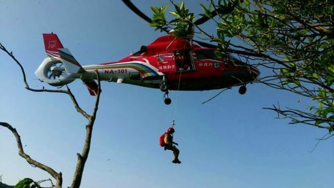 女子與友人登山跌落山坡 直昇機出動成功救援 | 華視新聞