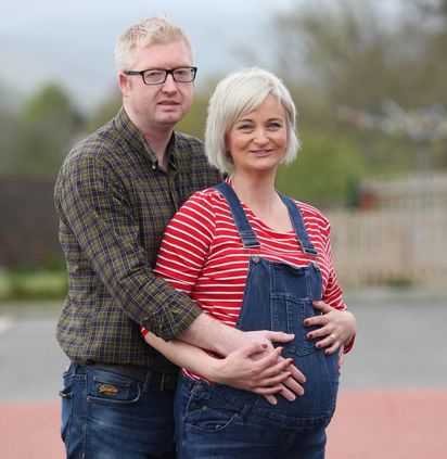 英國首對夫婦 連生10胎寶寶都是男孩 | 大衛和妻子艾莉柯斯。