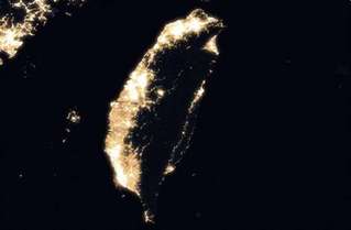 NASA全球夜景圖 台灣西岸超級亮【圖】