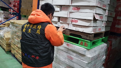 【影】冷凍肉過期還賣! 台中衛生局封存1.56萬公斤 | 台中市衛生局稽查。