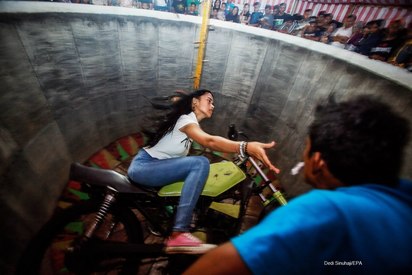 19歲辣媽 摩托車特技秀放雙手讓人驚呆【圖】 | 