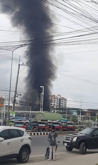 【圖輯】泰國南部1商場接連爆 釀6死40傷 | 商場停車場濃煙密佈。