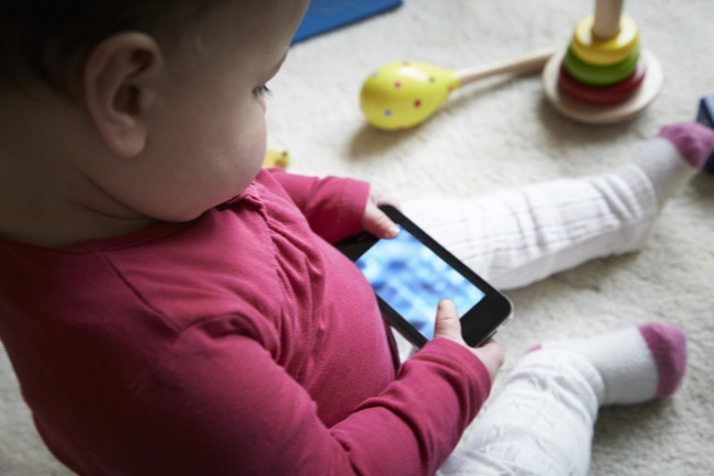 別給寶寶滑手機! 研究:恐害語言發育遲緩 | 華視新聞