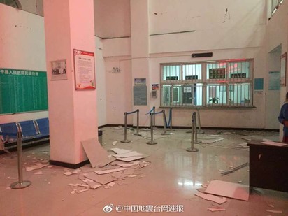 新疆5.5地震 8死20餘人傷180多戶房屋倒塌 | 天花板掉落。