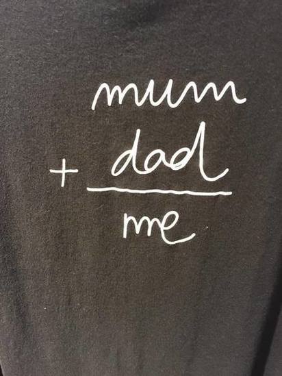 劉香慈當媽了!  秘密產子PO牽手照過母親節 | 劉香慈曬出T恤照，上面寫「mum+dad=me」。翻攝劉香慈臉書